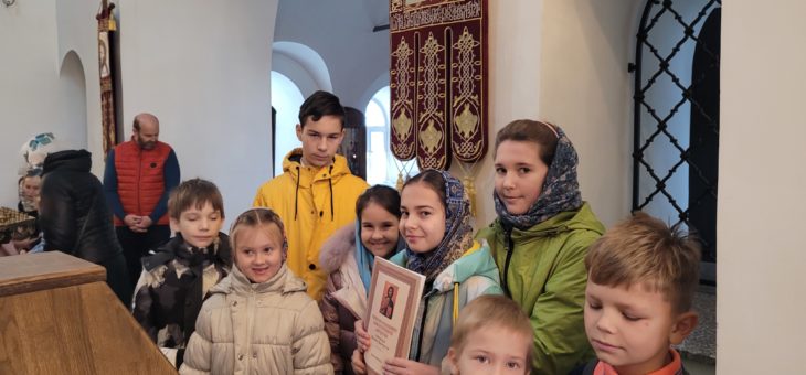 Божественная литургия в сопровождении детского хора воскресной школы.